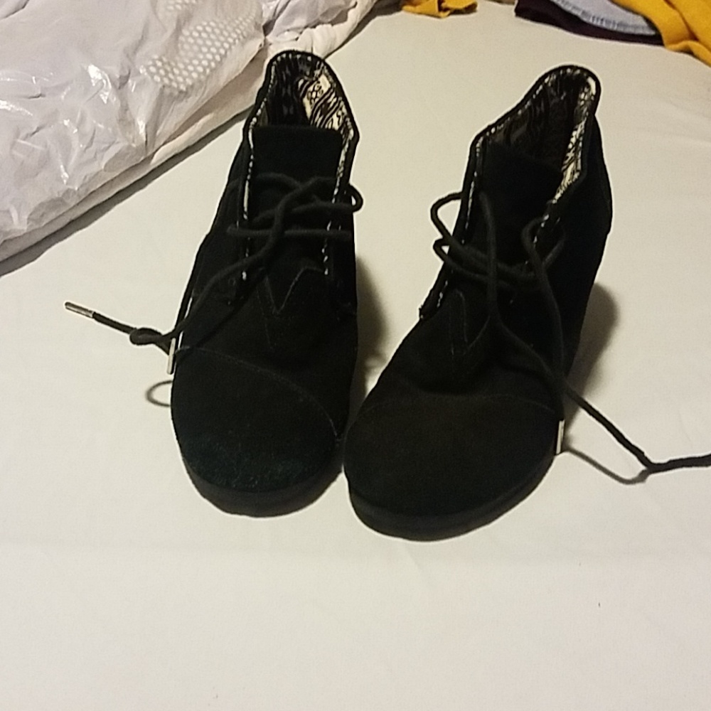 Bootie Toms size 6.5